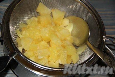Перетереть яблоки через сито в пюре.