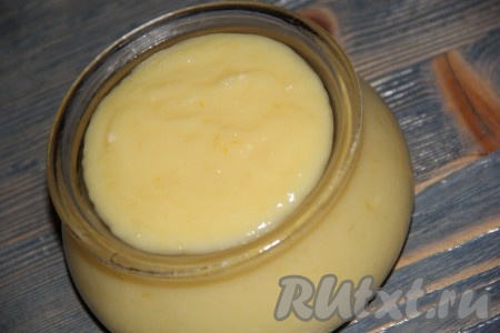 Горячий крем перелить в стеклянную баночку, остудить и, закрыв крышкой, поставить на ночь в холодильник.