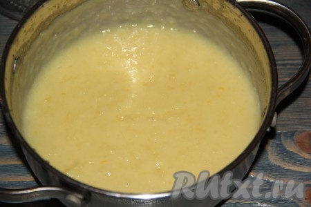 Довести крем из яблочного пюре до кипения на медленном огне, постоянно помешивая. Затем варить заварной крем минут 7-10 (до загустения), помешивая.