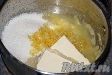 Лимон вымыть, снять с него 1 чайную ложку цедры. Снимая жёлтую цедру, старайтесь не затрагивать, находящийся под ней белый слой. Из лимона выдавить 50 миллилитров сока (примерно 3 столовых ложки сока). В кастрюлю с яблочным пюре и сахаром добавить 1 чайную ложку цедры, сок лимона и сливочное масло, поставить на небольшой огонь.