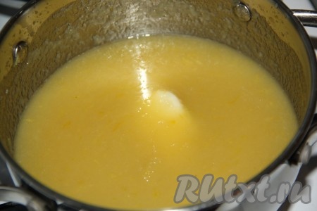 Слегка прогреть яблочную массу, достаточно часто перемешивая.