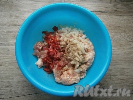 Получившуюся массу посолить и поперчить.
