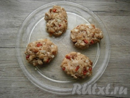 Готовить куриные котлеты в микроволновке при мощности 700 Ватт 6-7 минут.
