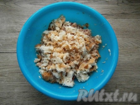 Батон замочить в молоке или воде, а затем отжать и добавить к куриной массе.
