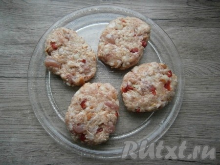 Тарелку из микроволновки смазать растительным маслом. Влажными руками сформировать среднего размера котлеты, выложить их на тарелку.
