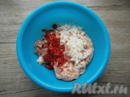 Сюда же добавить очищенный и мелко нарезанный репчатый лук, а также болгарский перец, очищенный от семян и нарезанный маленькими кубиками.
