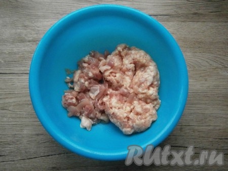 С 1 куриного бедра срезать мясо и мелко его нарезать. К куриному фаршу добавить мелко нарезанное куриное мясо.
