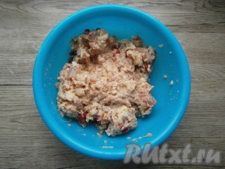 Тщательно фарш перемешать и отбить о дно миски.
