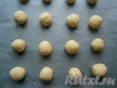 Выложить шарики на противень, застеленный пергаментом, на достаточном расстоянии друг от друга. Отправить противень в холодное место на 30 минут.
