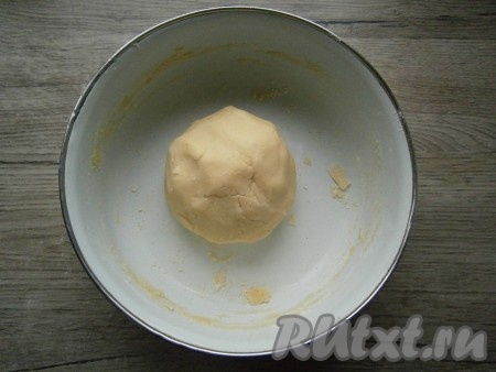 Частями добавляя оставшуюся муку, быстро замесить мягкое и нежное, но плотное тесто, собирая его в шар. Как только тесто сформировалось в шар, больше его вымешивать не нужно.
