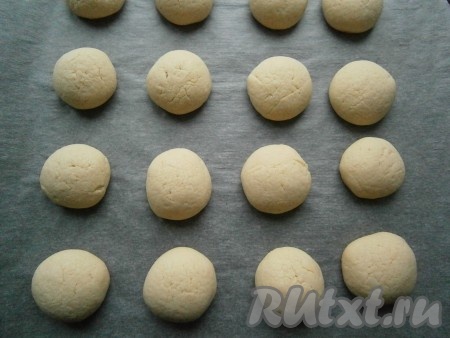 Духовку разогреть до 180 градусов, выпекать печенье "Снежок" около 15 минут, оно должно остаться светлым.