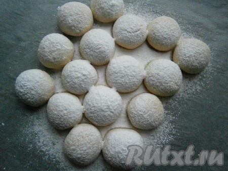 Достать выпечку из духовки, дать немного остыть и щедро посыпать сахарной пудрой.