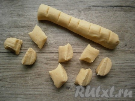 Тесто скатать в жгут, который разделить на 16 частей.
