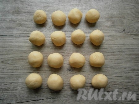 Каждую часть теста скатать в шарик.