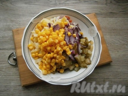 Сюда же добавить консервированную кукурузу, очищенный и нарезанный тонкими перьями лук.
