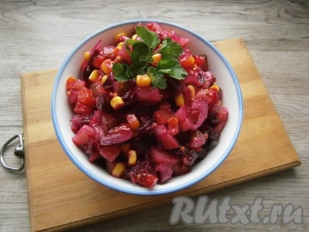 Дать салату настояться в прохладном месте, хотя бы 30-40 минут, выложить его в салатник, украсить зеленью.
