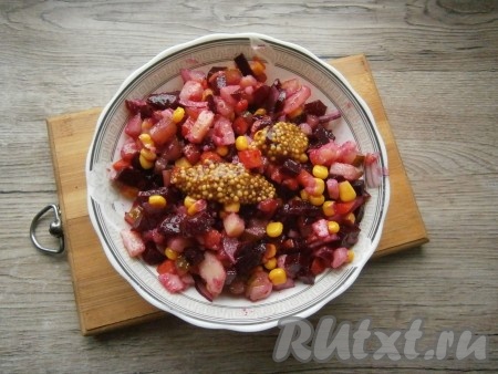 Салат посолить, влить подсолнечное масло, добавить французскую горчицу и уксус.
