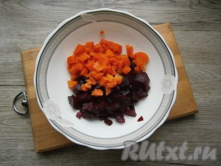 Вареные картошку, морковь и свеклу очистить. Свеклу и морковь нарезать небольшими кубиками.