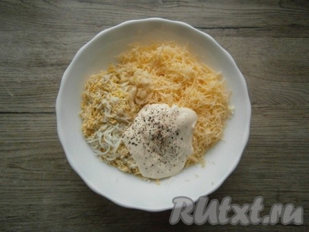 Добавить пропущенный через пресс чеснок, соль, чёрный молотый перец и майонез.
