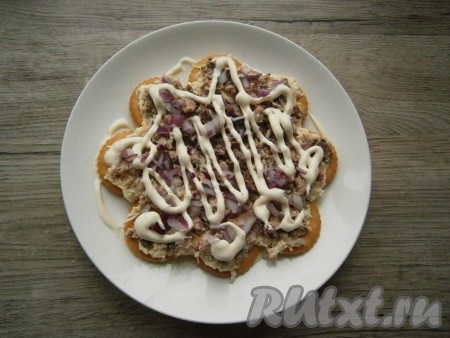 Смазать этот слой немного майонезом.
