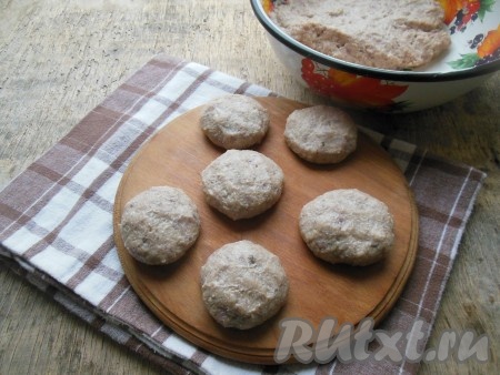 Тщательно перемешайте фарш. Ладошками, смоченными в воде, сформируйте котлеты круглой формы.
