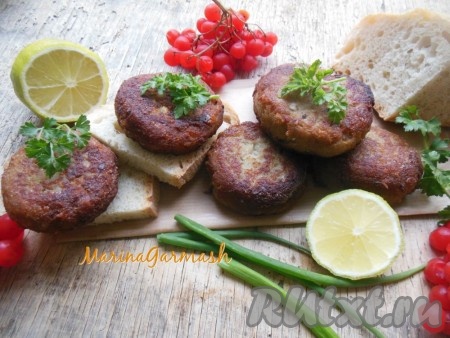 Мягкие, нежные и сочные котлеты из карася подавайте к картофельному пюре, рису, гречке. Такие рыбные котлетки вкусны как в горячем, так и в холодном виде. Приготовьте такие котлеты своей семье, они непременно оценят ваш труд!