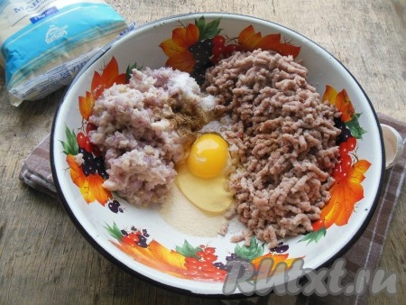 Добавьте в фарш яйцо, соль и черный молотый перец по вкусу, манную крупу.
