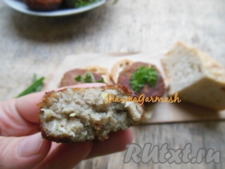 Котлеты из карасей получаются внутри белыми и нежными, догадаться, что они из рыбы сложно.
