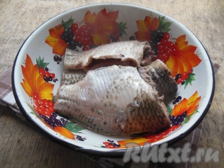 Затем достаньте карася из кипятка и дайте остыть. Поместите следующую рыбку в кипяток на 3-4 минуты, затем достаньте из воды. Таким образом поступите со всеми рыбинами. Благодаря помещению рыбы в кипяток, мясо будет легко отделяться от костей.
