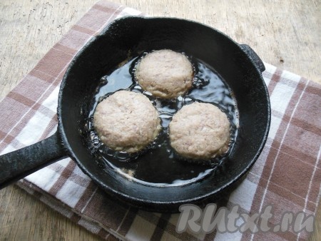 На сковороду, разогретую с растительным маслом, выложите рыбные котлеты из карасей.
