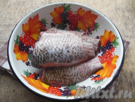 Карасей очистите от чешуи, удалите внутренности и жабры. Отрежьте от каждой рыбки голову, хвост и плавники. Тщательно промойте карасей. Из голов, хвостов и плавников можно сварить уху.
