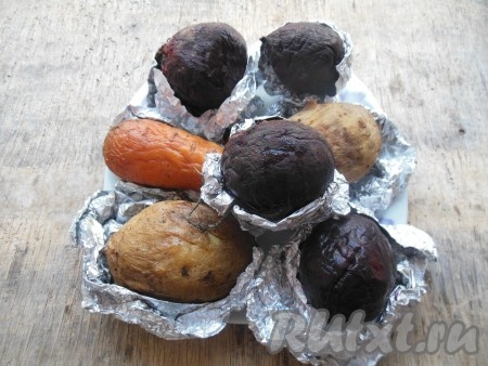 Запекайте овощи в разогретой духовке при температуре 180 градусов 60 минут. Печёные овощи должны легко прокалываться ножом или вилкой. Дайте полностью остыть им прямо в фольге. Можно запечь овощи с вечера, а винегрет приготовить на следующий день.
