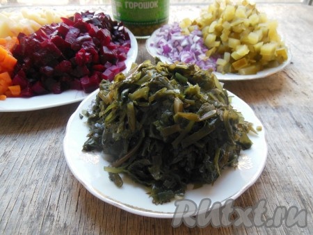 Маринованную морскую капусту, если она слишком длинная, нарежьте на небольшие полоски (длиной 3-4 см).
