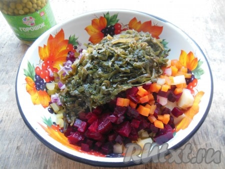 В глубокой миске смешайте нарезанную свеклу, морковь, картофель, бочковые огурчики, репчатый лук и морскую капусту.
