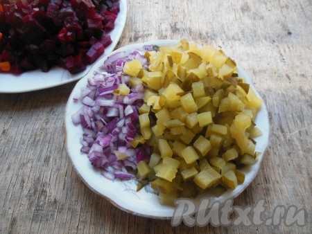 Репчатый лук очистите, нарежьте вместе с бочковыми огурчиками мелкими кубиками.
