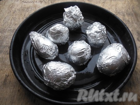 Овощи в фольге выложите на противень.
