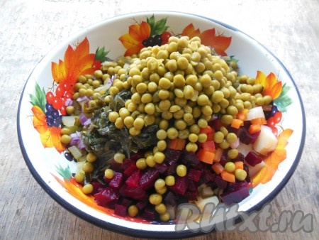 В салат добавьте консервированный зеленый горошек без жидкости.
