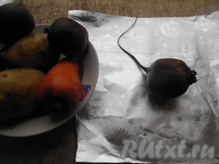 Для запекания в духовке каждую свеклу, морковь и каждую картофелину заверните в фольгу.
