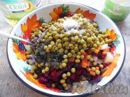 Слегка посолите, не забывая, что в салате есть соленые огурчики. Заправьте винегрет с морской капустой растительным маслом по вкусу, перемешайте.
