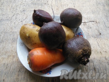 Вымойте тщательно овощи. Для винегрета их можно отварить или же запечь в духовке. Если будете запекать, то вот пошаговые рецепты, как запечь свеклу и как запечь картошку.