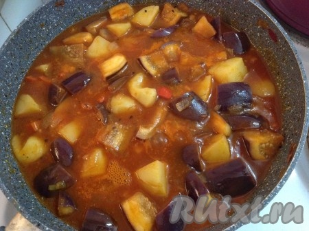 Добавляем немного сахара - он подчеркнет вкус нашего баклажаново-картофельного карри.