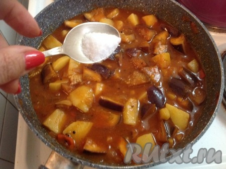 Добавляем немного сахара - он подчеркнет вкус нашего баклажаново-картофельного карри.