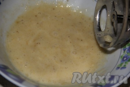 С помощью погружного блендера пюрировать банан до однородного состояния.