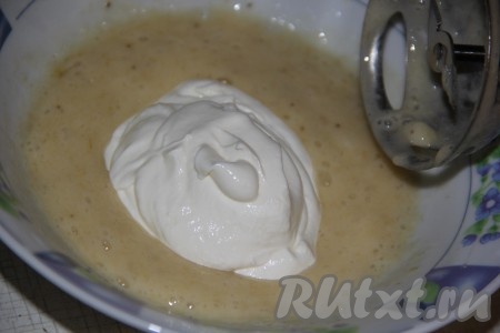 Добавить сметану в банановое пюре. Сметану можно взять любой жирности.