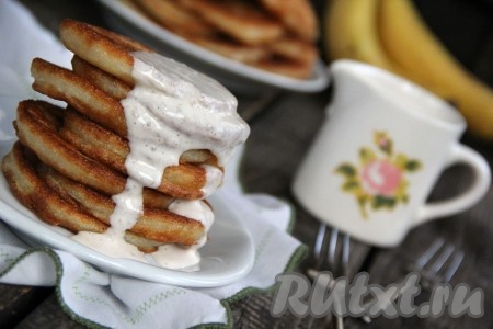 Перелить банановый соус в соусник и подать к столу в качестве дополнения к блинам, оладьям, сырникам. Просто и очень вкусно! Обязательно приготовьте такой соус и вы точно снова и снова вернётесь к этому рецепту!