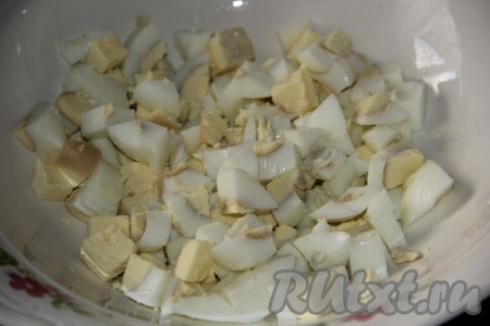 Яйца предварительно сварить в воде в течение минут 10, затем остудить. Очистить яйца и нарезать на кубики среднего размера.
