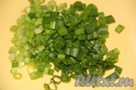 Зелёный лук вымыть и мелко нарезать.