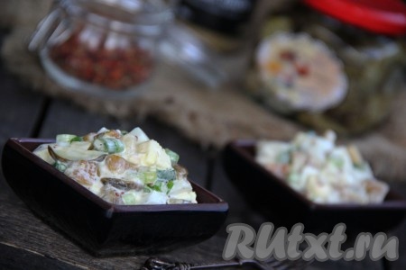 Вкусный, нежный салат с маринованными грибами и яйцами подать к столу. Это блюдо станет и отличной холодной закуской для праздничного стола, и прекрасным дополнением к основному блюду в будний день.
