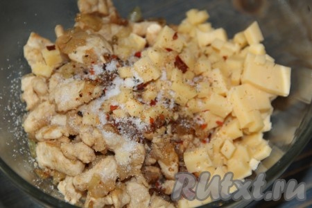 Соединить сыр и куриное мясо, обжаренное с луком, добавить соль и специи.
