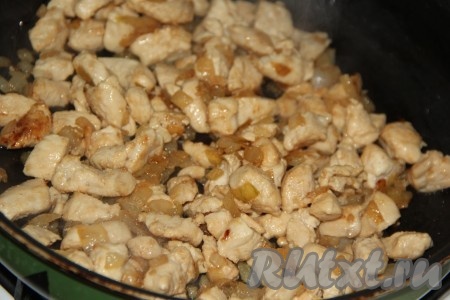 Обжарить кусочки куриной грудки в течение 10 минут на среднем огне, иногда перемешивая. Затем снять с огня и дать остыть.
